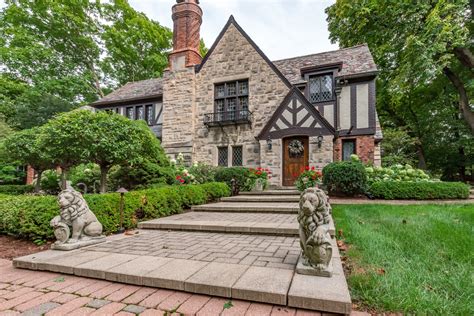 dove va tudor|tudor house interior.